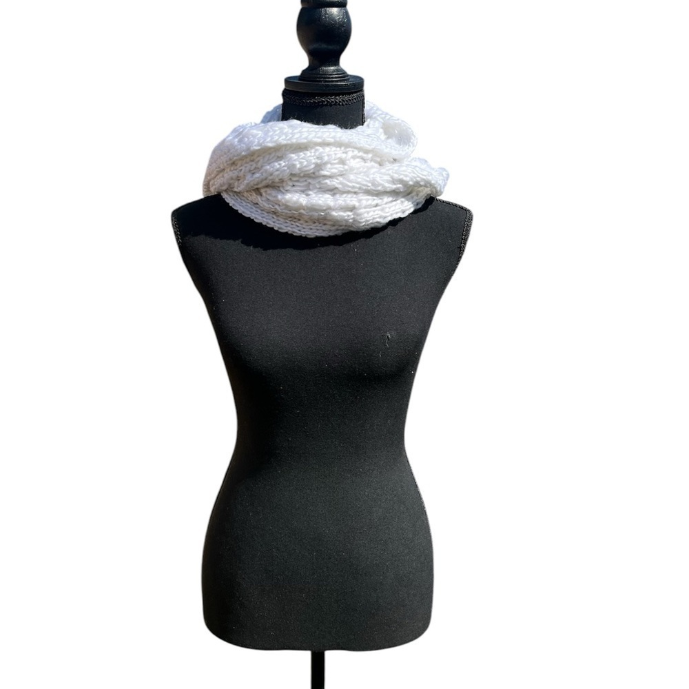 Women’s knitted around the neck, white scarf. Comfy and cozy OS. - Picture 4 of 5